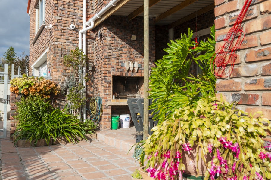 5 Bedroom Property for Sale in Middedorp Western Cape